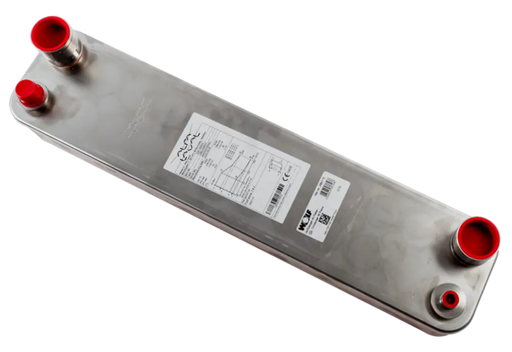 Verflüssiger aus Edelstahl mit zwei Anschlüssen, ein rotes Ende, und einem Produktaufkleber. Hergestellt von Wolf, zur Verwendung mit R290 Kältemittel.